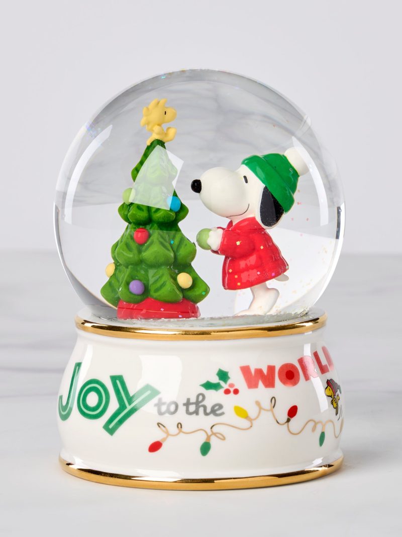 Snoopy Snow Globe